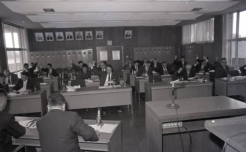 1973　3月定例議会048.jpg